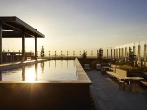 博士山艺术系列 - 陈氏公寓的建筑物屋顶上的游泳池