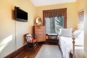 a bedroom with a bed and a tv on the wall at The Manheim Manor in Manheim