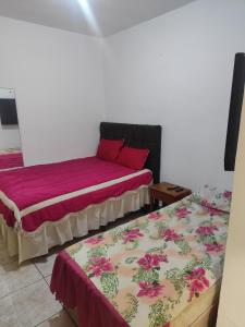 twee bedden naast elkaar in een kamer bij Suíte brisa do litoral in Arraial do Cabo