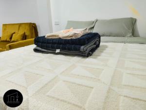a pile of blankets sitting on a living room floor at Mi casa en Sucre in Sucre +2 photos