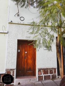 a wooden door on the side of a building at Mi casa en Sucre in Sucre