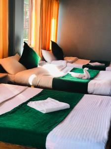 un gruppo di 4 posti letto con asciugamani di Mita Hotel a Dhulikhel Altre 111 foto