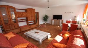een woonkamer met een bank en een tafel bij Villa Arizona in Bad Schandau