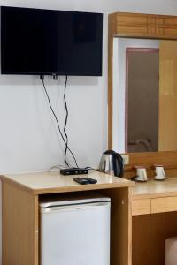 a flat screen tv on top of a desk at PK Garden Hotel in Ban Chiang Wang