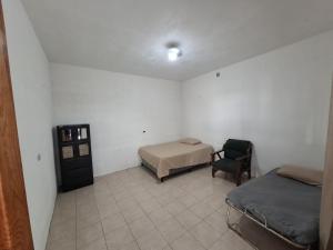 een slaapkamer met een bed en een stoel erin bij Casa Fiorella 