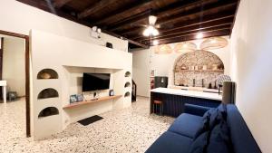 a living room with a blue couch and a tv at Patria Villa Turi in Soprayan