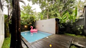 a pink toy flamingo in a small swimming pool at Patria Villa Turi in Soprayan
