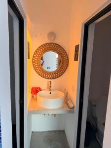 a bathroom with a sink and a mirror at Hermoso Departamento Moderno con alberca in Boca del Río +18 photos
