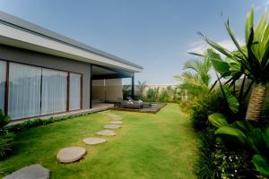 un cortile con gradini nell'erba di Newly Built Villa - Rice Fields & Tranquil Getaway a Tumbak Bayuh