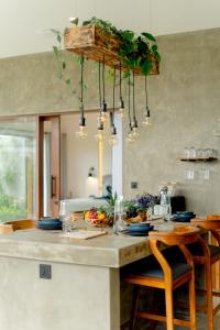 una cucina con un tavolo con del cibo sopra di Newly Built Villa - Rice Fields & Tranquil Getaway a Tumbak Bayuh