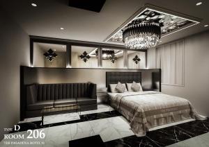 a bedroom with a bed and a chandelier at hotel the pasadena 11 funabashi in Funabashi