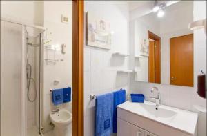 un bagno con lavandino, wc e doccia di Nest Apollo a Mondello Altre 37 foto