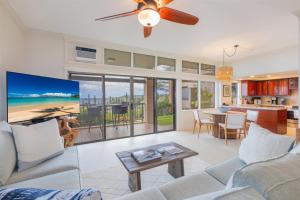 un soggiorno con un divano e una TV di 1712 Kapalua Home a Kahana