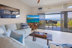 un soggiorno con un divano e un tavolo di 1712 Kapalua Home a Kahana