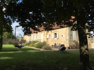 une maison avec deux paons dans la cour dans l'établissement Entre Bourgogne et Morvan, à Saint-Rémy