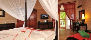 TV a/nebo společenská místnost v ubytování Komandoo Island Resort & Spa