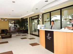 Eine Frau steht an einem Schalter in einer Lobby in der Unterkunft Bayfront Hotel Subic in Olongapo + 81 Fotos