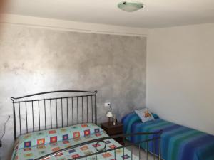 um quarto com duas camas um ao lado do outro em casetta dell'Alpino em LʼAquila