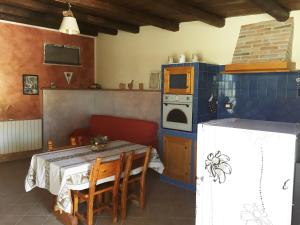Кухня или мини-кухня в casetta dell'Alpino
