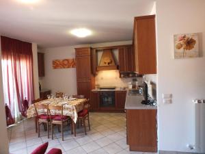 a kitchen with a table with chairs and a kitchen at Casa Teresa in Perugia