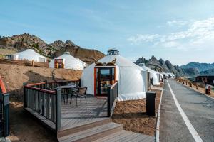 een rij koepeltenten langs de kant van de weg bij Blue Spot Resort in Yoliin Hural