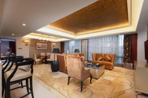 un soggiorno con divano e sala da pranzo di Wuhan Soluxe Hotel a Wuhan