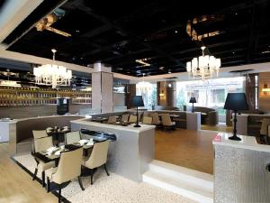 een restaurant met stoelen en tafels in een gebouw bij Wuxi Zenmore Hotel in Wuxi