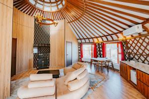 een woonkamer met een bank en een tafel bij Blue Spot Resort in Yoliin Hural