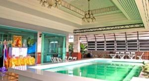 Swimmingpoolen hos eller tæt på Century Grand Hotel