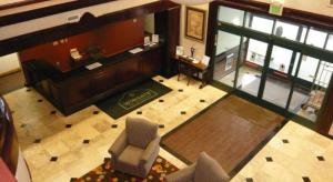 vista sul soffitto di un soggiorno con divano e sedie di Streetsboro/Cleveland Southeast a Streetsboro Altre 16 foto