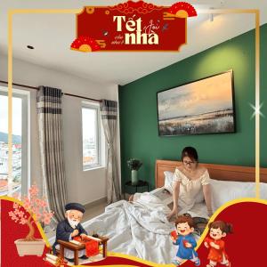 una donna seduta su un letto con tre bambini in una stanza di Joi Hospitality - Anthony a Vung Tau