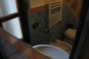 małą łazienkę z toaletą i umywalką w obiekcie La Scaletta w mieście Formello