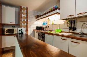 Kuchyň nebo kuchyňský kout v ubytování Appartamento Le Riggiole