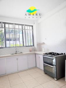 una cucina con fornelli e piano di lavoro di Amaru Lodge a Tingo María