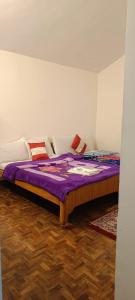 Giường trong phòng chung tại Vi stays