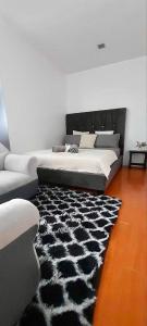 En eller flere senge i et værelse på La Maison transient house + 14 billeder