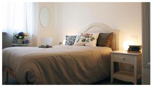 ジェモーナ・デル・フリウーリにあるA Cjase di Liseのベッドルーム1室(ベッド1台、ランプ付きテーブル付)