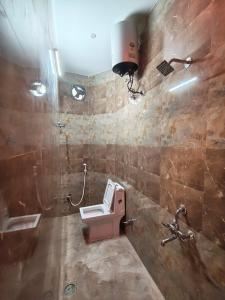 un bagno con un water e un lavandino di Villa Bonny Home Stay a Pondicherry