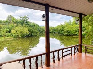 a view of a river from a porch at บ้านสวนภูรจิตร Baansuanphurajit in Ban Nong Pa Kha