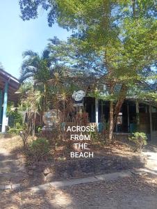 Hill Station Hostel at Chor Chaba في كو كود: لافتة تشير إلى مدخل من الشاطئ