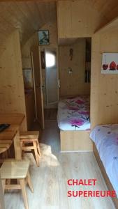 
a small room with a bed and a desk at B&B Le Danica in Dordives
