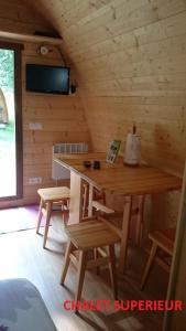 een kamer met een houten tafel en stoelen in een hut bij B&B Le Danica in Dordives
