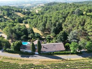 an aerial view of a house with a swimming pool at Lo Canto in Gaillac