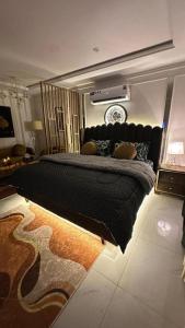 Billede fra billedgalleriet på Luxury Cozy Studio Apartment with Eiffel View and Magical Lights i Lahore