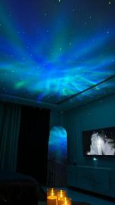 Billede fra billedgalleriet på Luxury Cozy Studio Apartment with Eiffel View and Magical Lights i Lahore