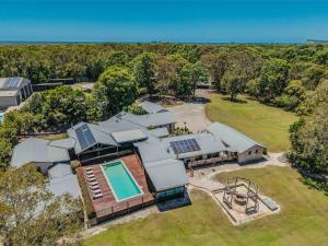 een luchtfoto van een huis met een zwembad bij Lennox Coastal Retreat - resort-style home w. pool in Lennox Head