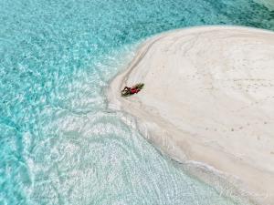 una vista aerea di una spiaggia con una barca in acqua di Masfalhi View Inn a Felidhoo