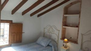 um quarto com uma cama e uma janela em Vivienda Turistica La Arracada em Vilhena