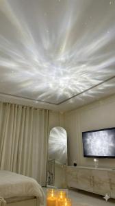 Billede fra billedgalleriet på Luxury Cozy Studio Apartment with Eiffel View and Magical Lights i Lahore