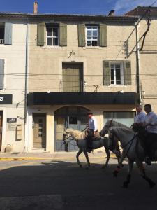 サン・レミ・ド・プロヴァンスにあるM&S - Apartment in Saint Rémy de Provenceの馬に乗る人々